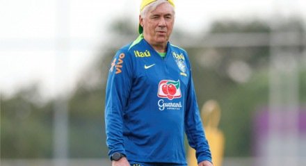 Carlo Ancelotti observa jogadores em treino da Seleção Brasileira
