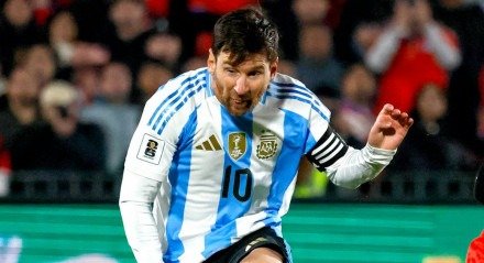 Messi disputa a bola em jogo da Argentina nas Eliminatórias