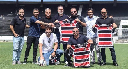 Dirigentes do Santa Cruz ao lado dos investidores da SAF no gramado do Arruda