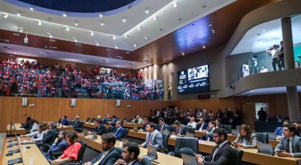 Deputados aprovaram reajuste do piso salarial dos professores da rede estadual de ensino nesta segunda-feira (9)