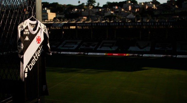 Sócios enviam ofício ao presidente e conselhos do clube após identificar divergências nos valores da dívida; Vasco justifica redução com acordo firmado em mediação judicial.