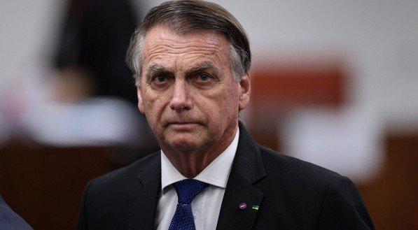 Bolsonaro teve provável quadro de pneumonia viral, diz médico; ex-presidente reclama de soluços