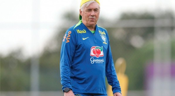 Carlo Ancelotti observa jogadores em treino da Seleção Brasileira