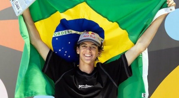 Na abertura do World Skate Tour, jovem de 16 anos dá espetáculo, porém, vê espanhol ser campeão.