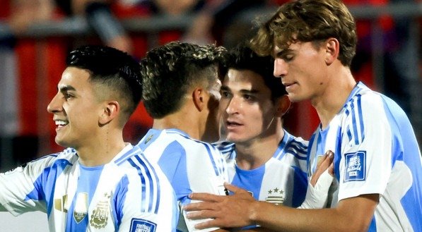 Jogadores da Argentina comemoram gol de Julián Álvarez