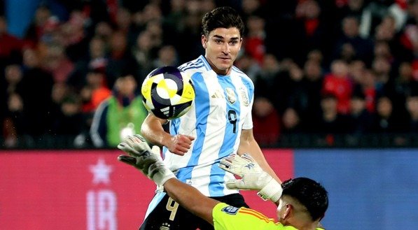 Julián Álvarez toca por cima do goleiro em gol da Argentina