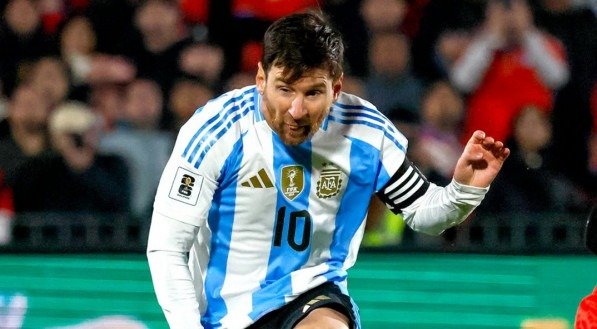 Messi disputa a bola em jogo da Argentina nas Eliminatórias