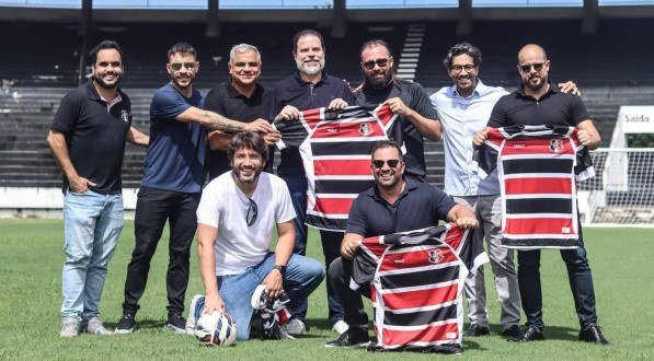 Dirigentes do Santa Cruz ao lado dos investidores da SAF no gramado do Arruda