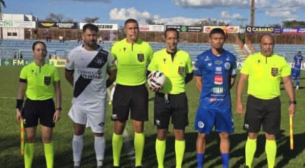 Caso ocorreu durante o jogo entre Goianésia e Mixto, em Goiás; agressor foi identificado e conduzido à delegacia