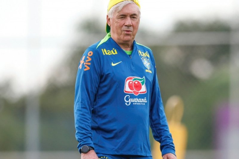 Carlo Ancelotti observa jogadores em treino da Seleção Brasileira