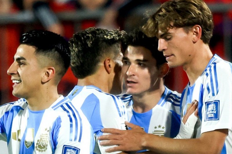 Jogadores da Argentina comemoram gol de Julián Álvarez