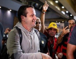 Daniel Paulista na chegada ao Recife para assumir o Sport