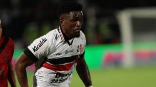 Lateral-direito Israel em ação pelo Santa Cruz