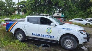 Viatura da Polícia Científica de Pernambuco foi revirada pelos bandidos