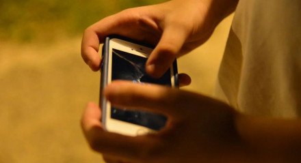 Em média, os adolescentes passam quatro horas diárias conectados, principalmente pelo celular e fora do contexto escolar