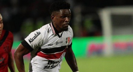 Lateral-direito Israel em ação pelo Santa Cruz