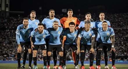 Jogadores do Uruguai perfilados em jogo das Eliminatórias da Copa