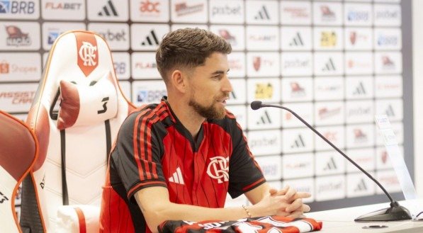 Meio-campista apareceu no site nesta segunda-feira e já poderá fazer a primeira partida com a camisa rubro-negra na Copa do Mundo de Clubes.
