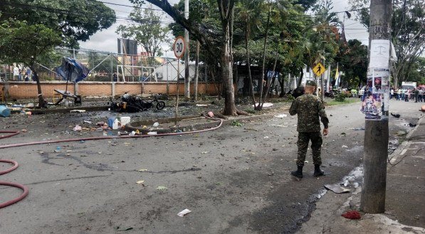 Atentados com explosivos deixam ao menos um morto na Colômbia e ampliam tensão no país