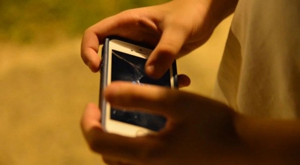 Imagem de uma pessoa segurando o celular