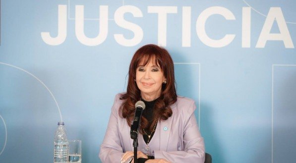 Justiça argentina nega recurso e Cristina Kirchner é condenada a 6 anos de prisão