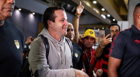 Daniel Paulista na chegada ao Recife para assumir o Sport