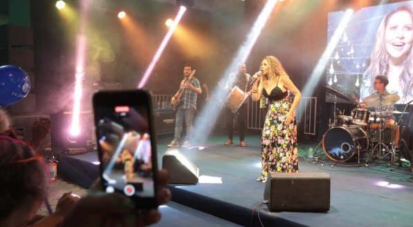 A cantora Cristina Amaral no palco do Arraial da TV Jornal em 2023.