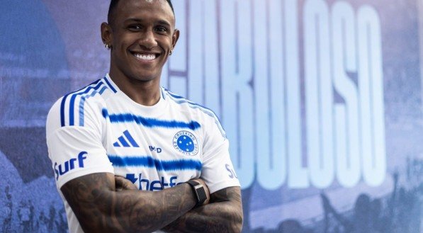 Atacante estava emprestado pelo Arsenal até o final deste ano. Agora, teve seus direitos adquiridos pela Raposa, com vínculo até o fim de 2028.