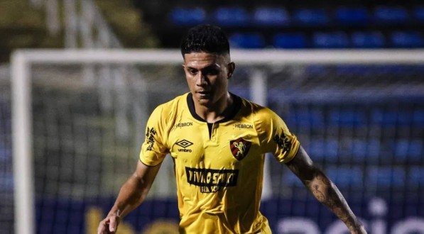 Atacante Gustavo Maia em ação pelo Sport na temporada