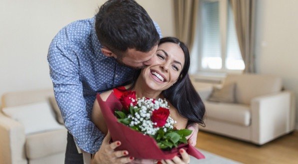 Quais flores dar de presente no Dia dos Namorados? Descubra o buquê ideal para encantar quem você ama