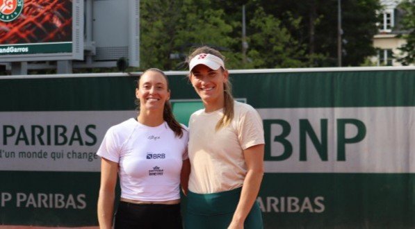 Brasileira e húngara Babos passaram por dupla de russa e croata e esperam adversárias de quartas de final na grama londrina