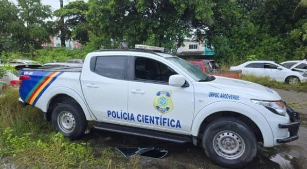 Veículos foram arrombados e furtados no estacionamento do DHPP, no Cordeiro
