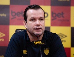 Daniel Paulista em apresentação como novo técnico do Sport