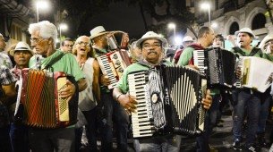Imagem de sanfoneiros no São João do Recife