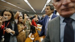 O ministro da Fazenda, Fernando Haddad, deixando comissão depois de ser hostilizado por deputados