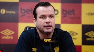 Daniel Paulista em apresentação como novo técnico do Sport