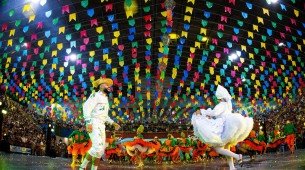 No trajeto, as ruas eram decoradas com bandeirolas e o povo saía, contente, para a contemplação...