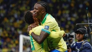 Vinícius Júnior em comemoração de gol da Seleção Brasileiro junto com Matheus Cunha