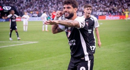 Yuri Alberto sorrindo depois de marcar gol do Corinthians