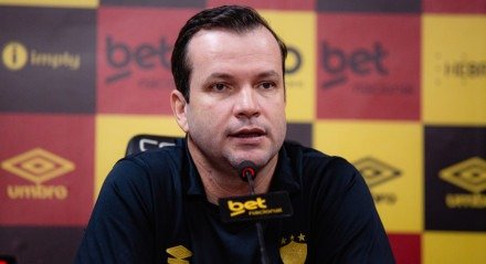 Daniel Paulista em apresentação como novo técnico do Sport