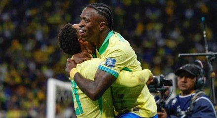 Vinícius Júnior em comemoração de gol da Seleção Brasileiro junto com Matheus Cunha