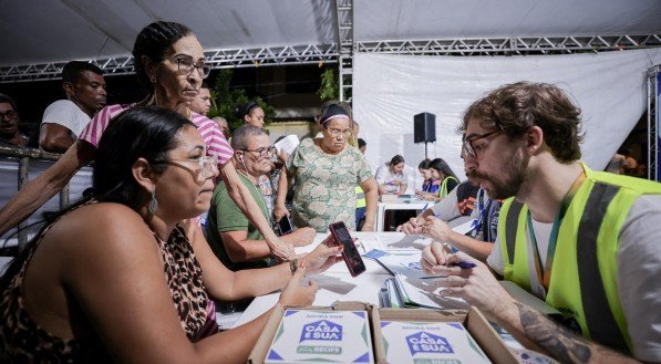 Mais de 400 famílias recebem títulos de propriedade na Zona Oeste do Recife