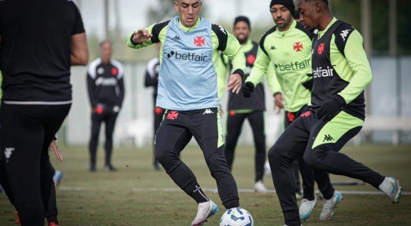 Clube acelera retorno do jovem atacante da Seleção Sub-20 e espera contar com lateral uruguaio direto em São Paulo para duelo da 12ª rodada do Brasileirão
