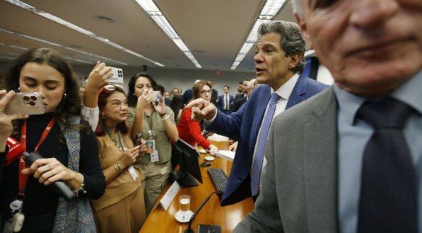 O ministro da Fazenda, Fernando Haddad, deixando comissão depois de ser hostilizado por deputados
