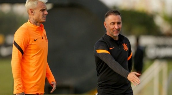 “Era nós dentro de campo”: Róger Guedes abre o jogo sobre Vítor Pereira e expõe bastidores no Corinthians