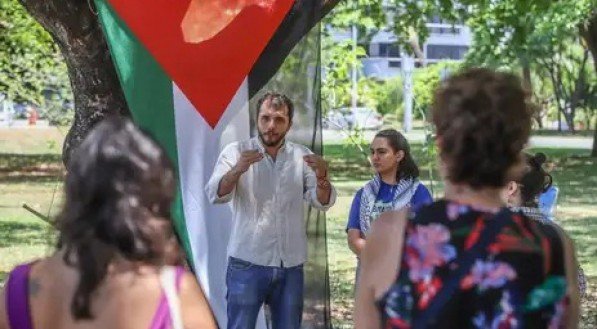 Ativista brasileiro Thiago Ávila vai para solitária em prisão de Israel