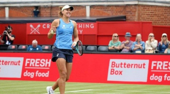 Bia Haddad Maia, número 22 do mundo, vinha fazendo um grande jogo, teve um match-point no segundo set, mas não aproveitou e acabou levando dura virada nas oitavas de final do WTA 500 de Queen´s, em Londres.  A paulistana perdeu da terceira favorita e 10ª do mundo, a americana Emma Navarro, por 2 sets a [&amp;#8230;]