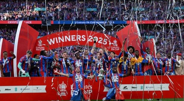 Uefa conclui que Textor não tem influência decisiva e libera o Crystal Palace