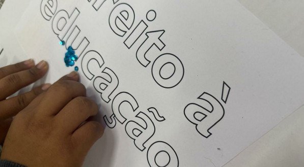 Imagem de criança realizando produção artística no projeto Arteiros Legais