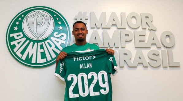 Renovação de contrato de Allan, meio-campista da SE Palmeiras, na Academia de Futebol, em São Paulo-SP. (Foto: Fabio Menotti/Palmeiras/by Canon)